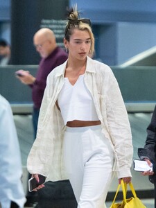 dua-lipa-in-casual-outfit-arrives-at-jfk-airport-in-new-york-01-09-2020-0.jpg