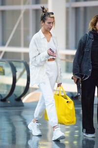 dua-lipa-in-casual-outfit-arrives-at-jfk-airport-in-new-york-01-09-2020-2.jpg
