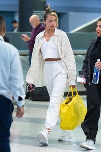 dua-lipa-in-casual-outfit-arrives-at-jfk-airport-in-new-york-01-09-2020-6.jpg