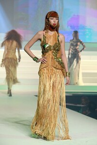 issa-lish-jean-paul-gaultier-5-696x1044.jpg