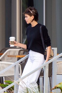 kaia-gerber-starbucks-in-miami-beach-01-13-2020-2.jpg