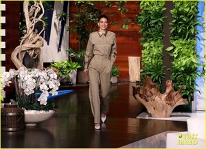 kendall-jenner-learns-cheer-stun-from-netflix-cheer-cast-02.jpg