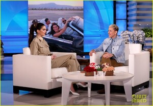 kendall-jenner-learns-cheer-stun-from-netflix-cheer-cast-06.jpg