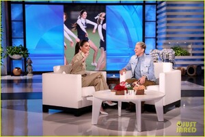kendall-jenner-learns-cheer-stun-from-netflix-cheer-cast-09.jpg