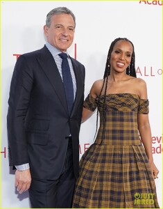kerry-washington-honors-disney-boss-bob-iger-at-television-hall-of-fame-induction-ceremony-05.jpg