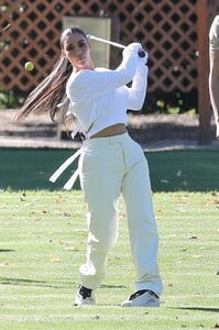 khloe-kardashian-and-kim-kardashian-golfing-in-la-01-08-2020-2.jpg