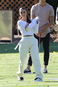 khloe-kardashian-and-kim-kardashian-golfing-in-la-01-08-2020-3.jpg