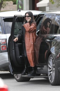 kourtney-kardashian-arrives-at-kris-jenner-s-office-in-la-01-07-2020-2.jpg