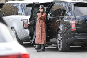 kourtney-kardashian-arrives-at-kris-jenner-s-office-in-la-01-07-2020-3.jpg