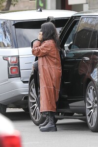 kourtney-kardashian-arrives-at-kris-jenner-s-office-in-la-01-07-2020-4.jpg