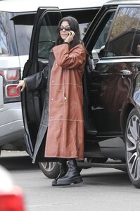 kourtney-kardashian-arrives-at-kris-jenner-s-office-in-la-01-07-2020-5.jpg