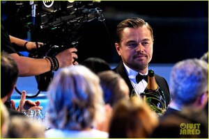 leonardo-dicaprio-hangs-out-julia-butters-sag-awards-2020-23.jpg