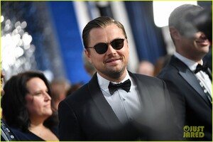 leonardo-dicaprio-hangs-out-julia-butters-sag-awards-2020-24.jpg