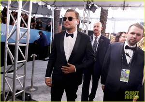 leonardo-dicaprio-hangs-out-julia-butters-sag-awards-2020-30.jpg