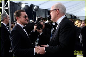 leonardo-dicaprio-hangs-out-julia-butters-sag-awards-2020-33.jpg