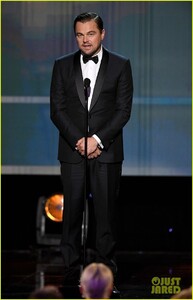 leonardo-dicaprio-hangs-out-julia-butters-sag-awards-2020-39.jpg
