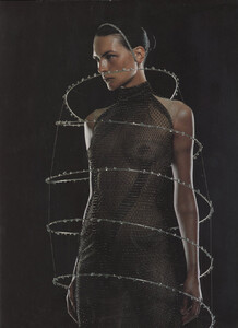 les-ailes-du-plaisir-alexander-mcqueen-photography-eric-traore-vogue-paris-n-797-may-1999-1398_o.thumb.jpg.2f7ce43ac09fcefeae91910429f64f66.jpg
