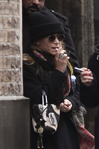 mary-kate-and-ashley-olsen-outside-their-office-building-in-new-york-city-01-09-2020-1.jpg