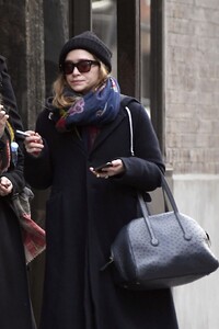mary-kate-and-ashley-olsen-outside-their-office-building-in-new-york-city-01-09-2020-2.jpg