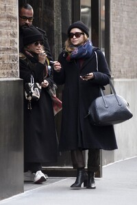 mary-kate-and-ashley-olsen-outside-their-office-building-in-new-york-city-01-09-2020-3.jpg