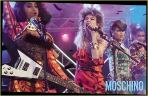 moschino-campaign-january-2020-01.thumb.jpg.e714dff8eeb0a773aefa845c13cbb378.jpg