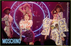 moschino-campaign-january-2020-05.thumb.jpg.079ed200832a80f312d95ed964b4fa42.jpg