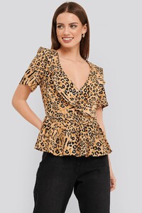 nakd_flounce_v-neck_blouse_1100-002177-0141_01a.thumb.jpg.6a8968218571f1a18e488a838fab5815.jpg