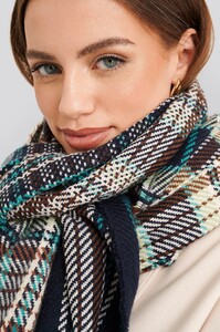 nakd_oversized_chunky_checked_scarf_1015-002418-0359_01l.thumb.jpg.df149e250580fb574d5b116e40732cb1.jpg