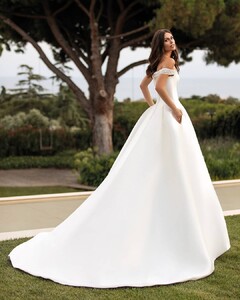 pronovias_83054310_556714734913790_3722258394622471060_n.jpg