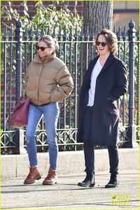 sienna-miller-rumors-hide-hands-pics-01.jpg
