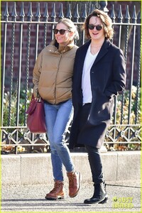 sienna-miller-rumors-hide-hands-pics-03.jpg