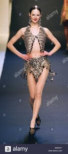 un-modelo-de-disenador-nacido-espanol-paco-rabanne-presenta-este-espectacular-vestido-de-novia-como-parte-de-su-primavera-verano-1996-la-coleccion-de-alta-costura-de-enero-de-1996-b3nxtf.jpg