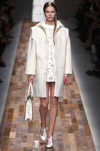 valentino-fall-2013-13-anna-ewers.jpg