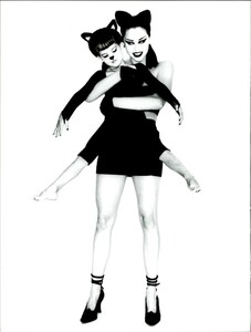 von_Unwerth_Vogue_Italia_August_1995_07.thumb.jpg.1b3662e566582e50dcadd96fcd7fef1a.jpg