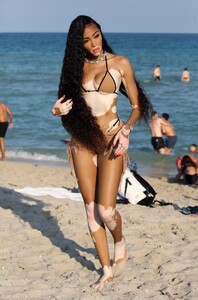 winnie-harlow-in-a-bikini-on-the-beach-in-miami-01-01-2020-10.jpg