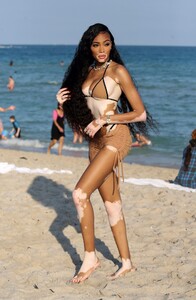 winnie-harlow-in-a-bikini-on-the-beach-in-miami-01-01-2020-16.jpg