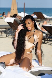 winnie-harlow-in-a-bikini-on-the-beach-in-miami-01-01-2020-17.jpg