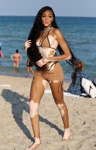 winnie-harlow-in-a-bikini-on-the-beach-in-miami-01-01-2020-19.jpg