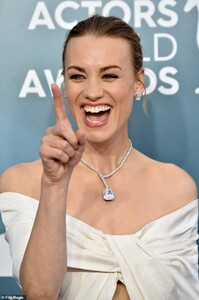 yvonne-strahovski-screen-actors-guild-awards-2020-10.jpg