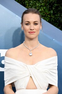 yvonne-strahovski-screen-actors-guild-awards-2020-4.jpg