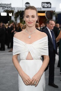 yvonne-strahovski-screen-actors-guild-awards-2020-7.jpg