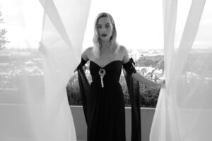 00002MargotRobbie-vogue-10feb20-GregWilliams.jpg