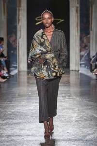 00004-Genny-RTW-Fall-2020-credit-Stefano-Guindani-Photo.thumb.jpg.e96cd1e470fd32c01b98a903124ae0cb.jpg