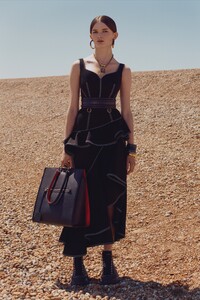 00016-McQueen-Resort-SS20.thumb.jpg.081996bee289d11505cf70b79bb1cd7d.jpg