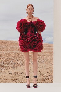 00026-McQueen-Resort-SS20.thumb.jpg.f9ef5a2a8c5b3199f6e0960b968d4020.jpg