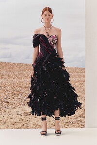 00028-McQueen-Resort-SS20.thumb.jpg.a2266220a4297133beaaf4c315569d7f.jpg