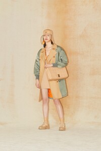 00032-BURBERRY-COLLECTION-PRE-FALL-2020.jpg