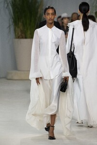 00044-Loewe-SS20-Ready-To-Wear.thumb.jpg.1c4a7afca264ae6754165bcf500f6c92.jpg