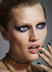 0x0-feminist-top-moda-toni-garrn-1582973429869.jpg