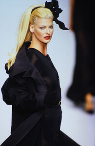 1003333241_chanel-fw-1995(20).thumb.jpg.67eab2711d43456657bb8cf5c9594f8d.jpg